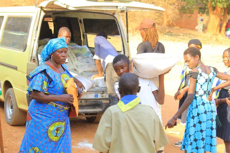 Distribution de vivres — arrivée des sacs de farine pour les familles