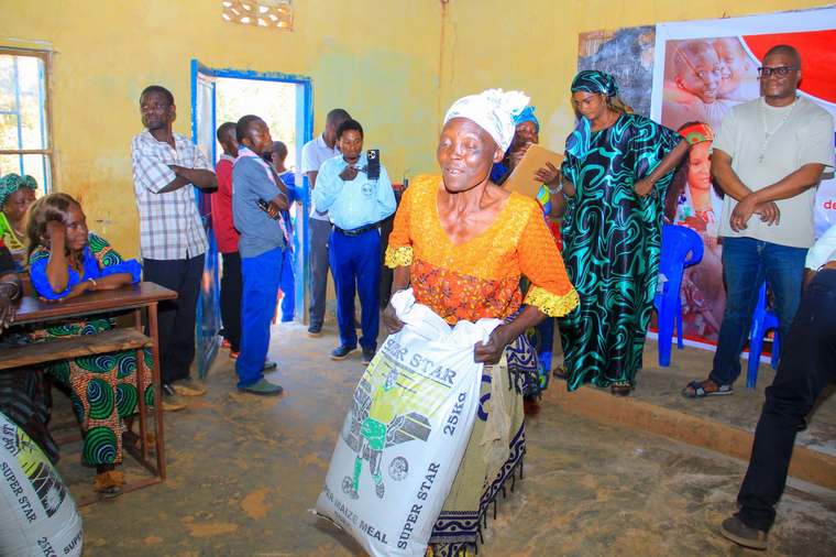 La joie d'une maman lors d'une distribution de vivres