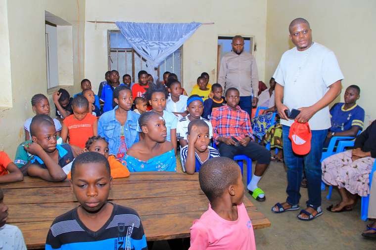 Visite aux enfants de l'orphelinat