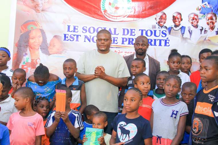 Remise de fournitures scolaires — « Le social de tous est notre priorité »