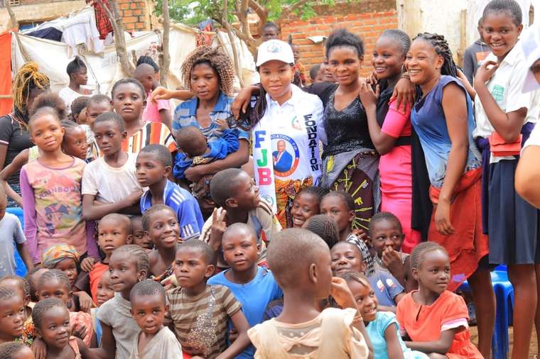 Sourires d'enfants lors d'une visite de terrain